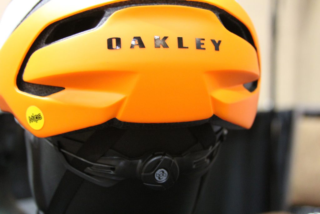 SURE IT LOOKS LIKE AN ORDINARY TWIST ADJUSTER, BUT THIS ONE IS FAR FROM IT. OAKLEY IS THE FIRST TO USE THE BOA SYSTEM WITHIN THE HELMET ITSELF.