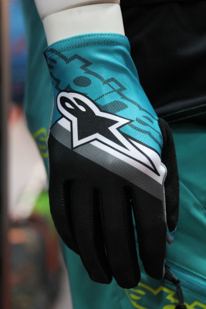 COOL GLOVES HAVE A SMOOTH LOOK ON THE HAND