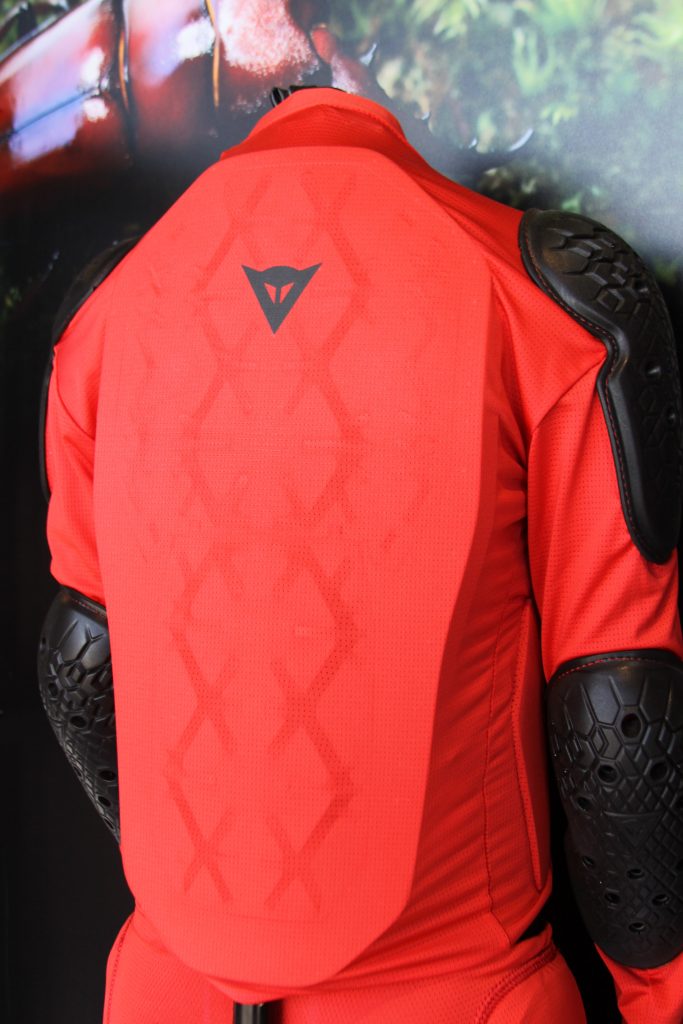 THE KIDS BACK PROTECTION USES THE SAME TYPE OF MEMORY IMPACT MATERIALS AND THEIR BIG BROTHERS. CRASH ABSORB AS THEY CALL IT, ALSO PROTECTS THE CHEST AND SIDES. YOU WILL NOTICE THAT THE CUTS YOU SEE IN THE BACK PROTECTION ALLOWS FOR MORE MOVEMENT AND BREATH ABILITY. OH AND HERE IS ONE THING THAT DAINESE WILL ALWAYS SEE AS IMPORTANT. THIS BACK PROTECTION IS LEVER CE1 RATED.