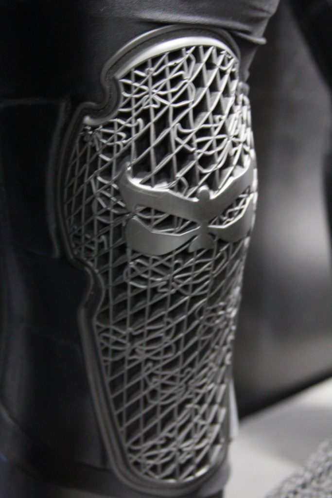 THE OUTER LAYER GIVE AN ABSORBING EFFECT ON THE HIT, AIR FLOW WHEN ON A HOT RIDE, PULL ON TO THE LEG FOR A SOLID FIT AND FEEL.