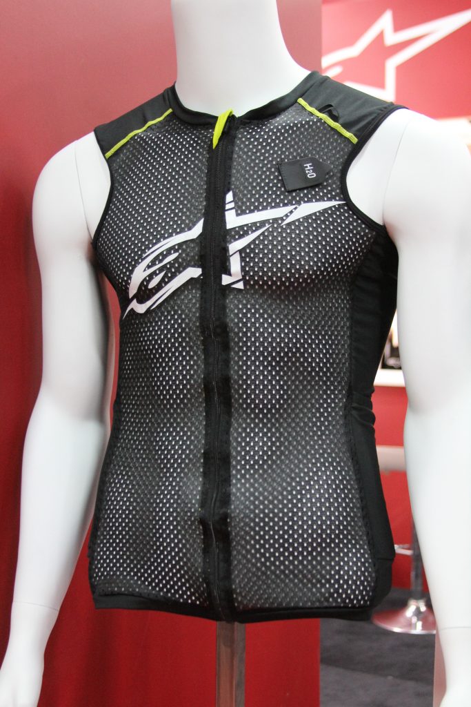 THE BASIC VEST ALLOWS MAXIMUM AIR TO THE FRONT.