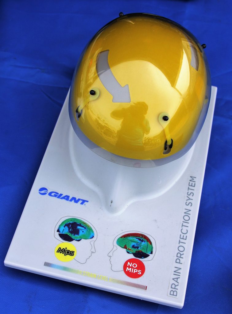 GIANT SHOWS HOW THE MIPS SYSTEM WORKS WITHIN THEIR HELMETS